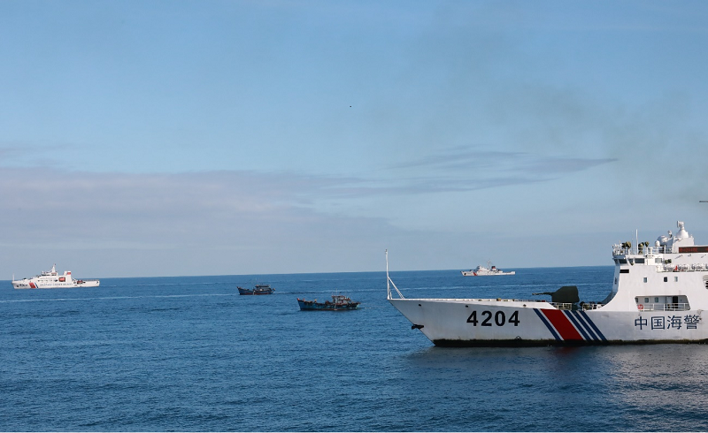 中国海警4204舰艇编队与越南海警8004舰艇编队位北部湾海域开展联合巡航检查.png