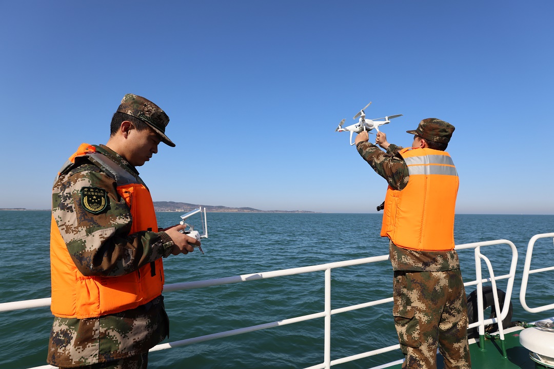 山东海警执局法员利用无人机进行海域执法搜查（2022年4月1日摄）。新华社发（韩刚 摄）.jpg