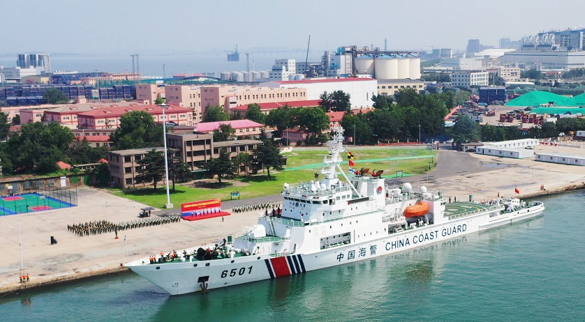 7月18日上午10时，中国海警长山舰和石城舰组成的编队在《欢送进行曲》中缓缓驶离码头.jpg