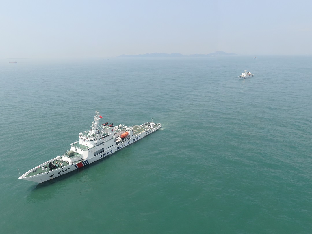 中国海警长山舰和石城舰组成编队赴北太平洋公海执行渔业执法任务.jpg
