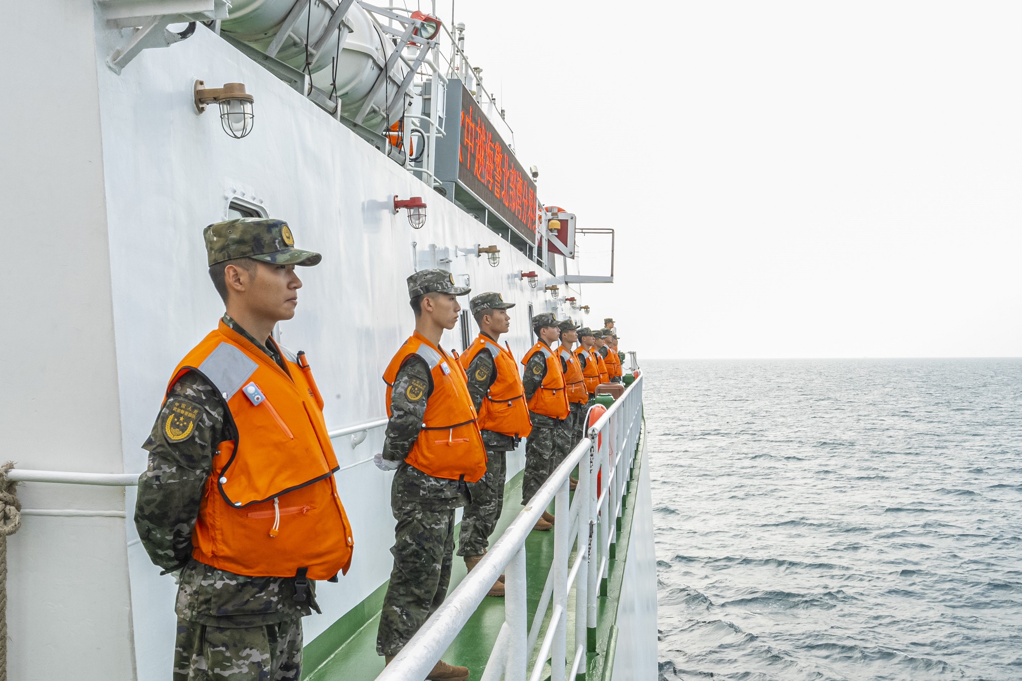 中国海警执法员列队欢迎越南海警舰艇参加北部湾海域联合巡航（2022年11月3日摄）。新华社发(骆天元 摄) .JPG