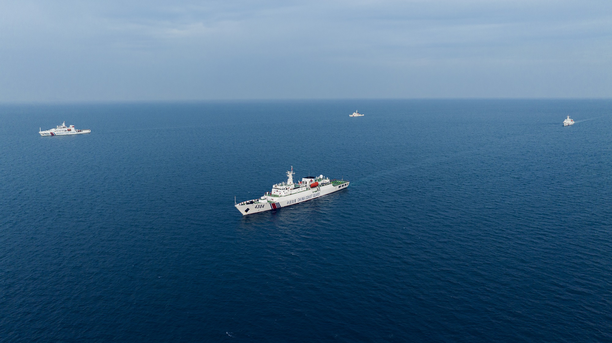 中国海警4304舰艇编队与越南海警8004舰艇编队沿中越北部湾分界线进行巡航 （2022年11月3日摄，无人机照片）。新华社发(骆天元 摄).JPG