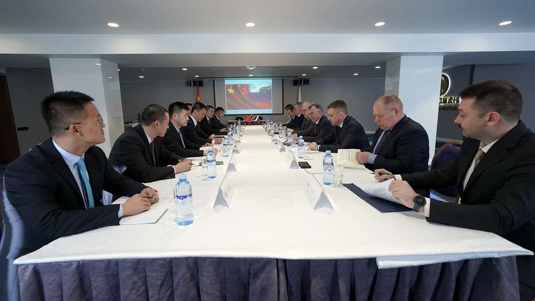 中国海警局与俄罗斯联邦安全总局在摩尔曼斯克举行高级别工作会晤（4月24日摄）。新华社发（王重阳 摄） .jpg